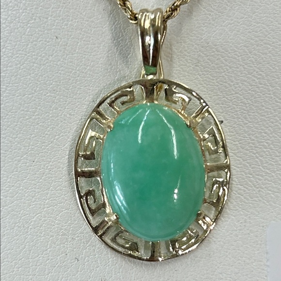449164 14k yg oval jade pendant